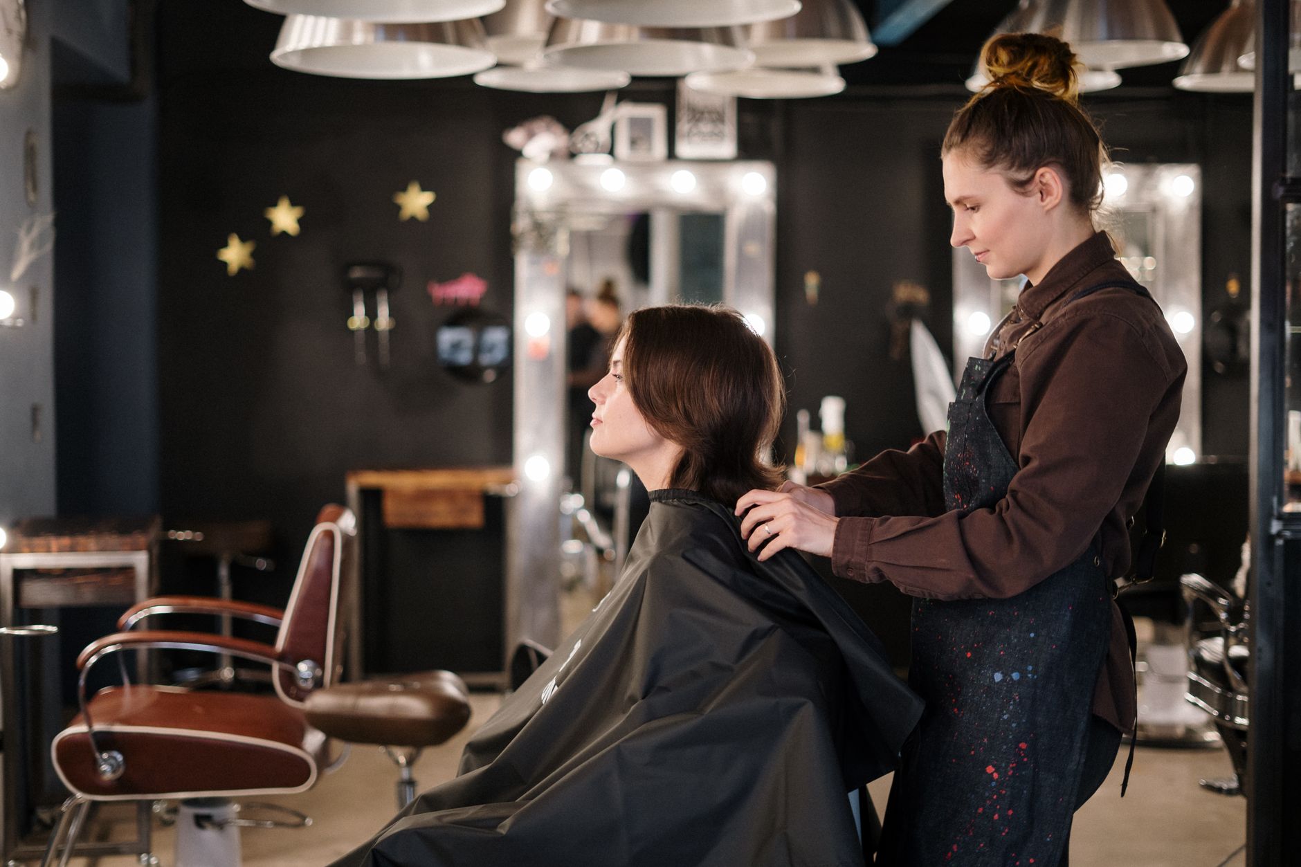Profissional de salão de beleza feminino atendendo cliente em ambiente organizado