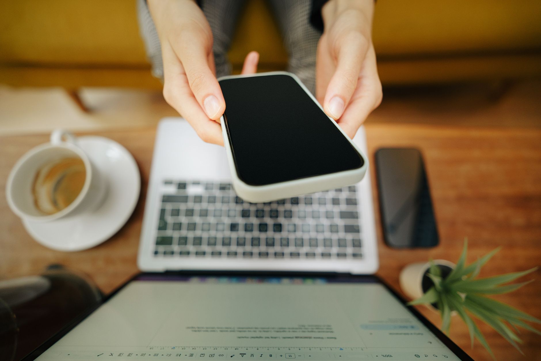 Pessoa usando o celular para pesquisar e agendar atendimento de saúde