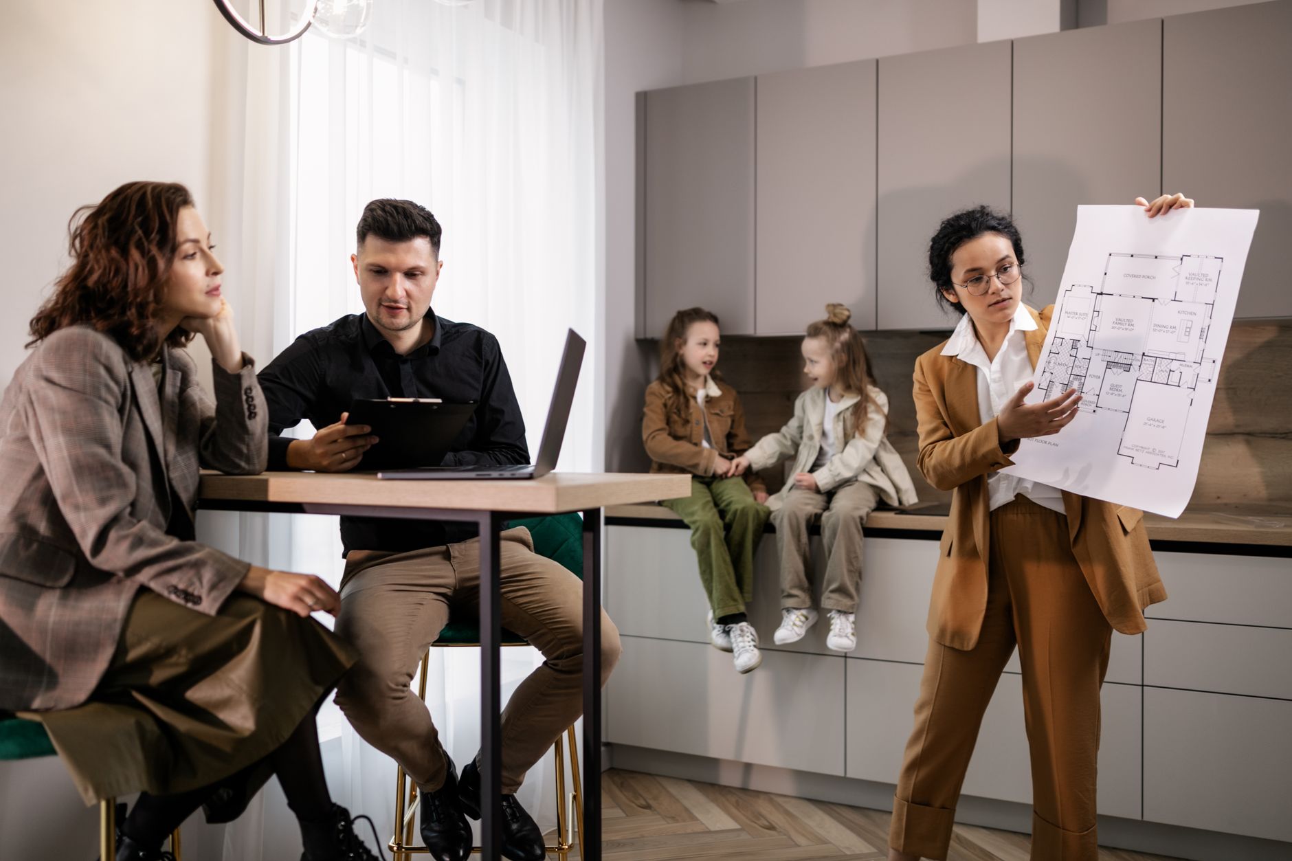 Designer de interiores apresentando projeto em atendimento profissional