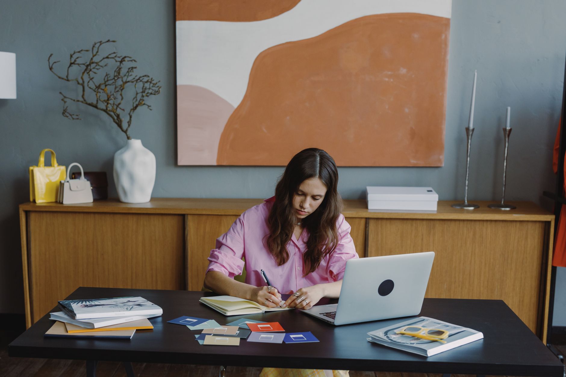 Imagem de apoio para a seção Landing page ou instagram para designer de interiores: a resposta curta