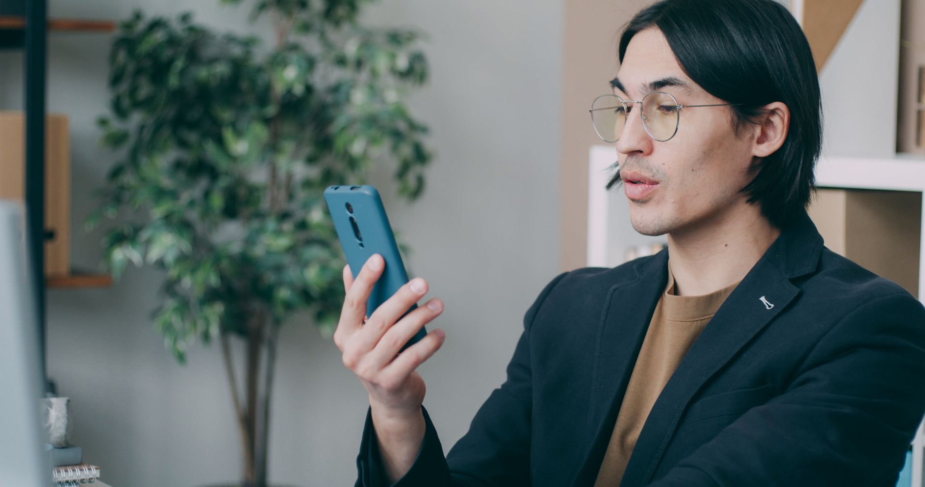 Pessoa usando smartphone com aplicativo de mensagens em ambiente profissional