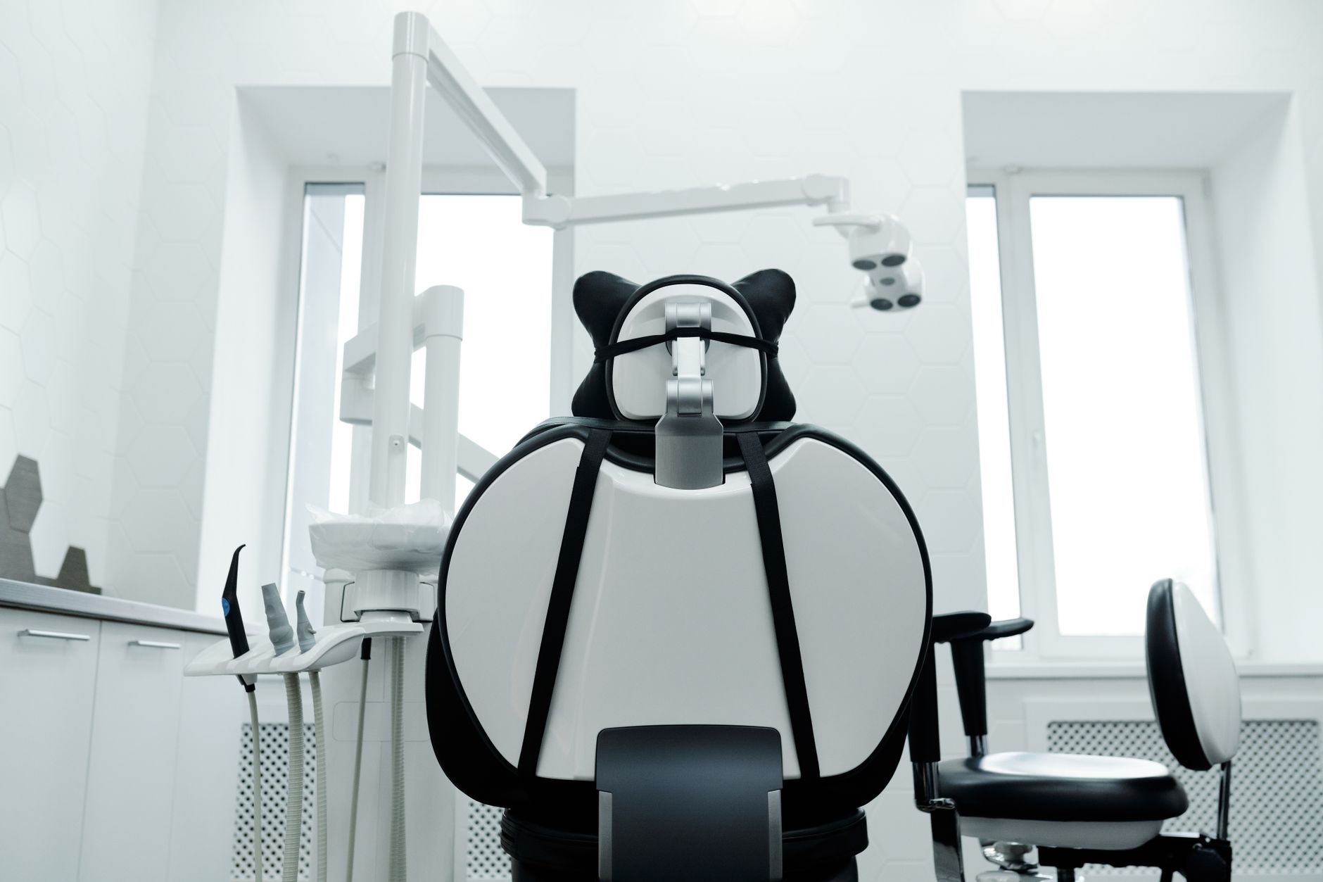 Interior de clínica odontológica moderna e iluminada com dentista e paciente em ambiente acolhedor
