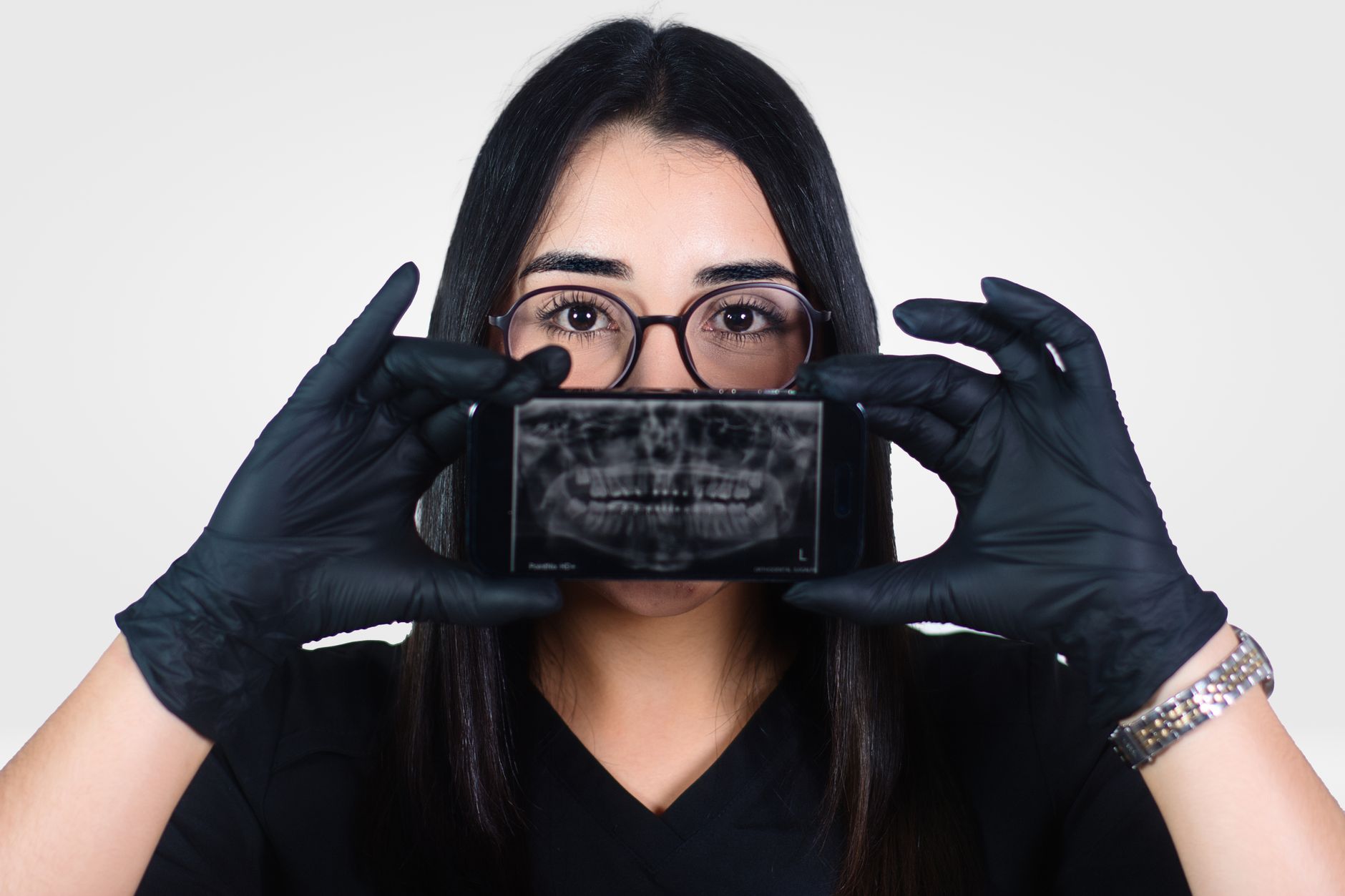 Pessoa usando smartphone para agendar consulta odontológica via aplicativo de mensagens