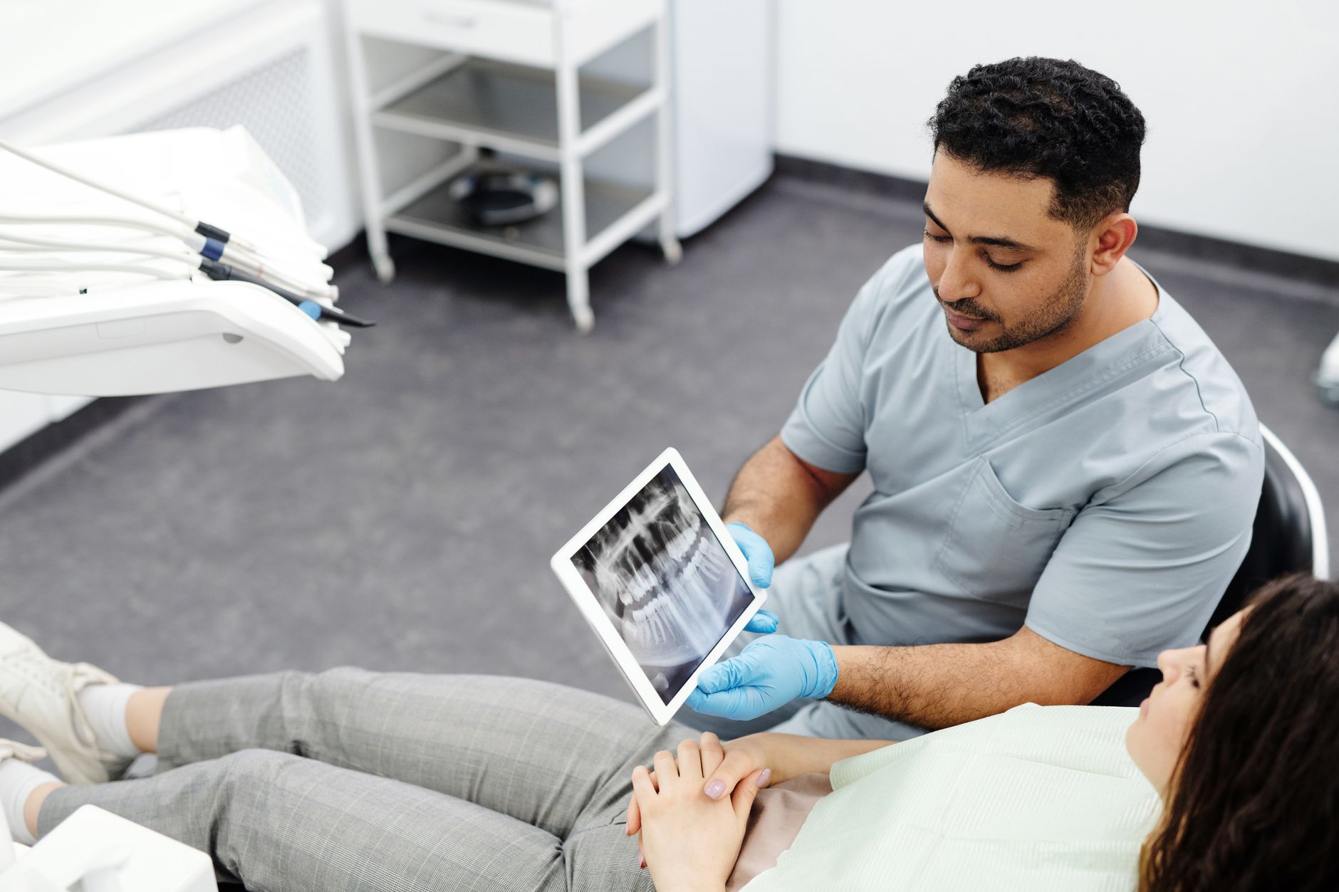Paciente sorridente conversando com dentista após consulta, transmitindo confiança e satisfação