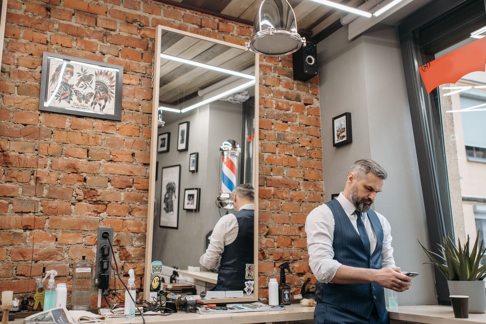 Imagem de apoio para a seção Site ou Instagram para barbearia: qual dúvida o dono realmente precisa resolver