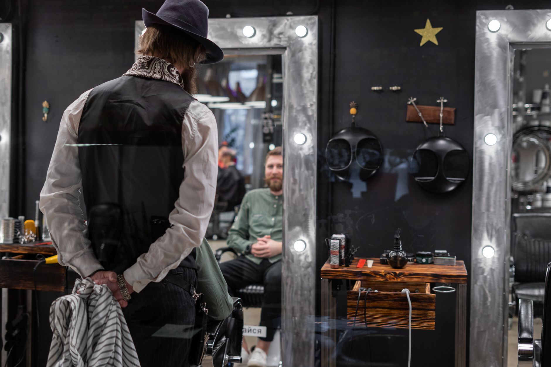 Imagem de apoio para a seção Site ou Instagram para barbearia: comparação direta por objetivo
