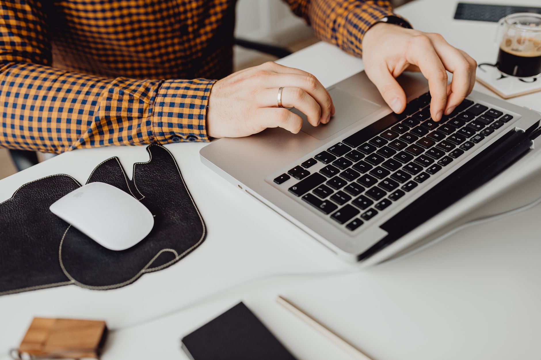 Empreendedor usando laptop e smartphone para gerenciar redes sociais e site do seu negócio local