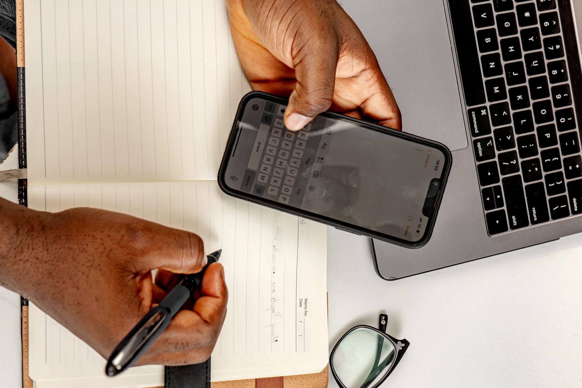Profissional utilizando smartphone para comunicação com clientes em ambiente de escritório, simbolizando contato ágil e triagem eficiente