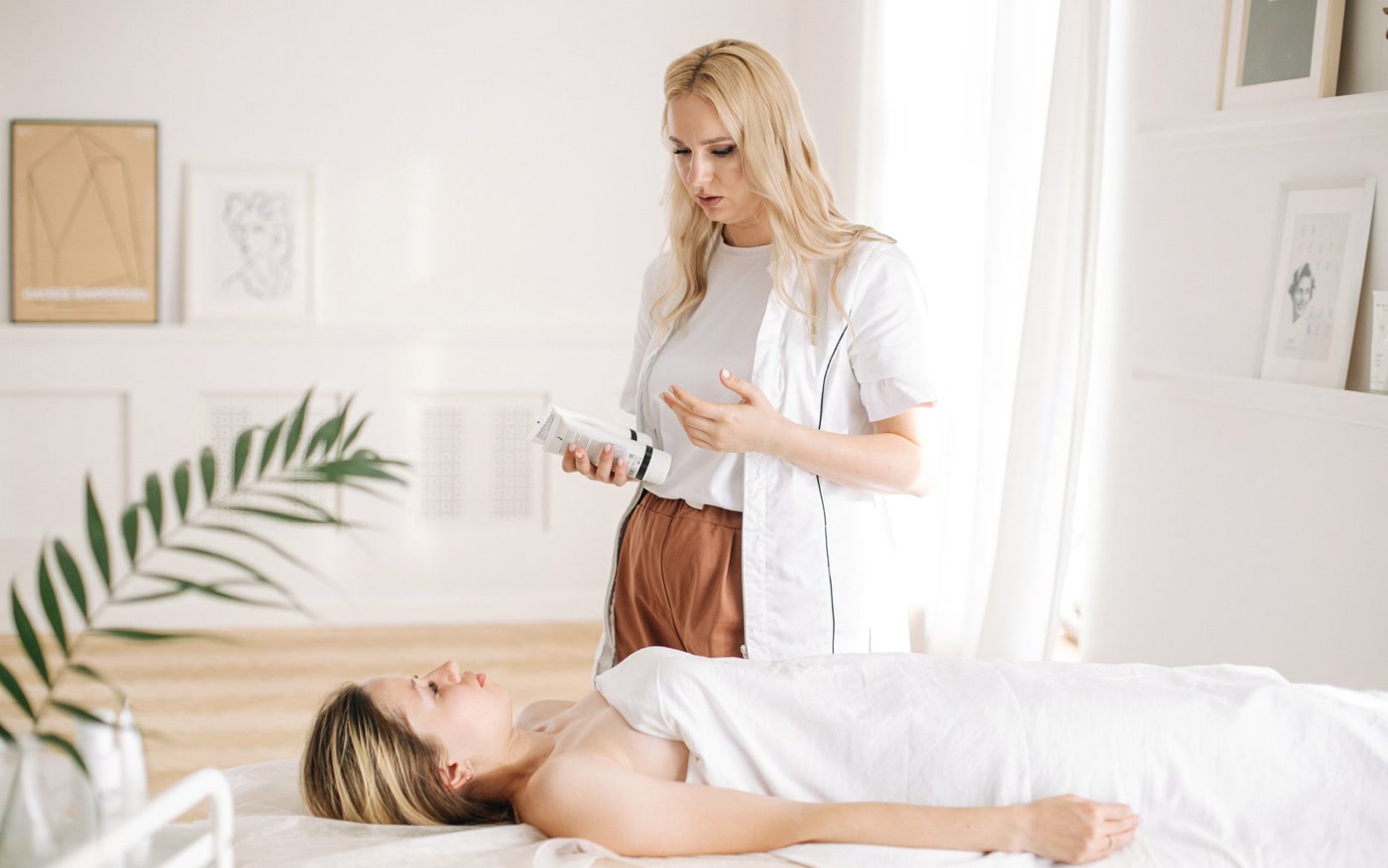 Profissional orientando cliente durante atendimento em clínica de estética