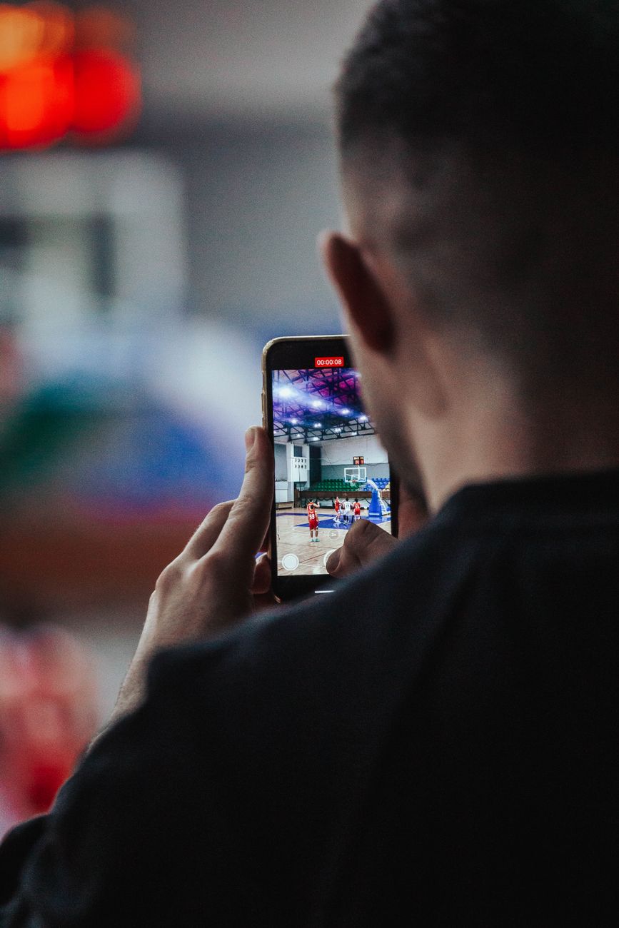 Profissional usando smartphone para se comunicar com cliente de forma clara e acessível