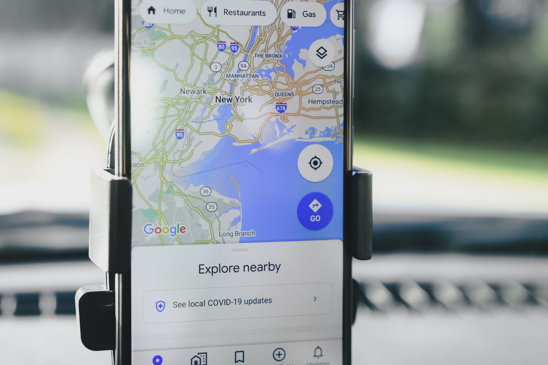 Tela de smartphone exibindo Google Maps com localização de um negócio local, integrando presença online e física